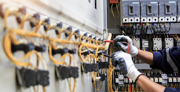 Professional Electrician technician working in Cleveland Heights, OH